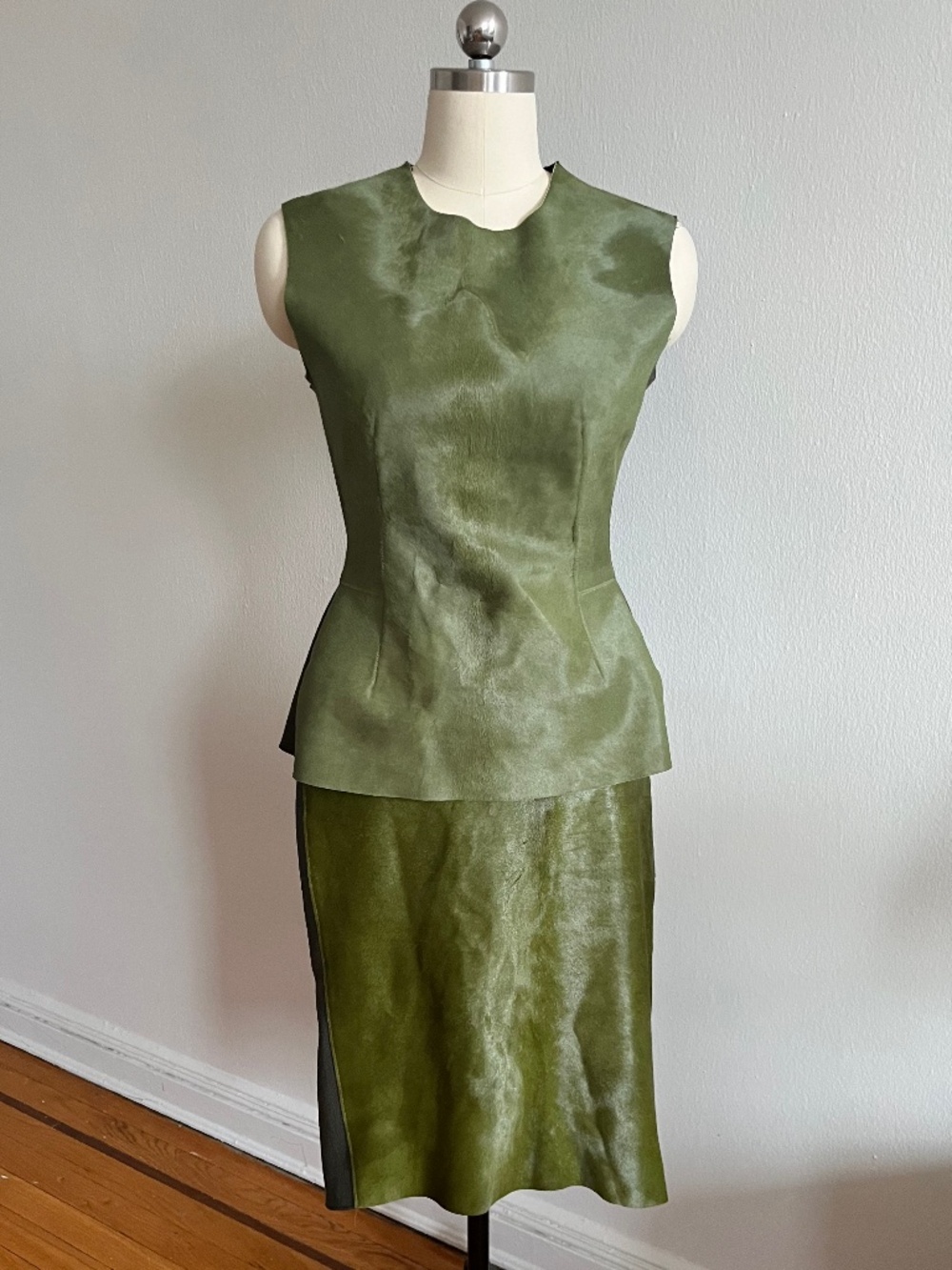 TER ET BANTINE olive top and skirt, top size 40, skirt size 42. Made in Italy.